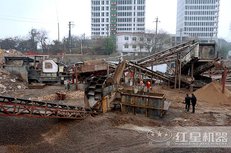 移動磚石建筑垃圾破碎機(jī)作業(yè)現(xiàn)場